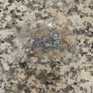 Chic Floral Hair Comb with Gold and Gray Details